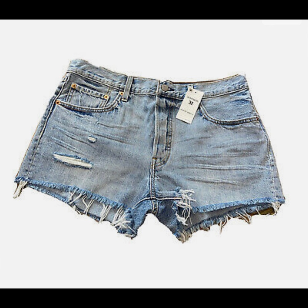 NWT mid rise 501 factory distressed shorts! Size 32